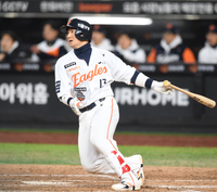 [포토] 최재훈, 2회 상대 실책 유도하는 안타