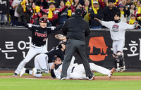 [포토]3루까지 내달려 묘기 부린 LG 신민재, 결과는...