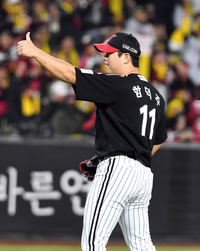 [포토]LG 함덕주, 포수 박동원의 도루 저지에 엄지 척!