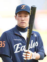 [포토]한화 황영묵, 3차전 준비 중!