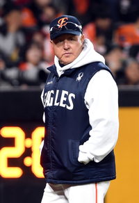 [포토]한화 김경문 감독, 추가 득점 기회가 사라지고...