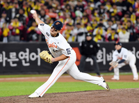 [포토]한국시리즈 3차전에 등판한 한화 김서현