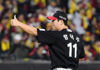 [포토]박동원을 향해 엄지를 치켜세우는 LG 함덕주