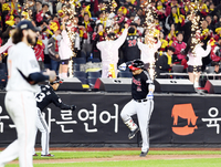 [포토]솔로 홈런 LG 김현수, 역전이다!