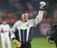 [포토] 시구 마친 구대성 ‘응원 감사합니다’