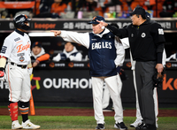 [포토] 주심에 어필하는 김경문 감독