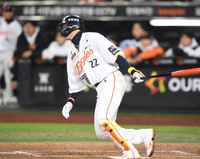 [포토] 2회 안타치는 채은성