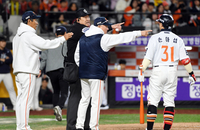 [포토]한화 김경문 감독, ‘인필드플라이 아닌가요?’