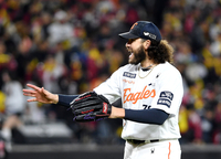 [포토]삼진으로 이닝 마무리하는 한화 폰세