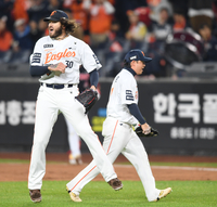 [포토] 폰세 ‘1회 오스틴 병살처리 후 환호’