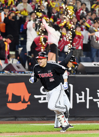 [포토]LG 김현수, 역전 성공!