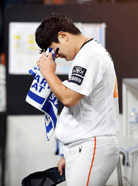 [포토]눈물 훔치는 한화 김서현