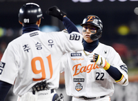 [포토]한화 채은성, 첫 타석부터 안타!