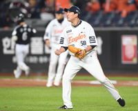 [포토] 박상원, 병살 처리 후 주먹 불끈!