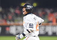 [포토]2타점 적시타에 포효하는 한화 최재훈