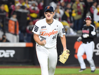 [포토]추가 실점 위기를 넘기는 한화 김서현