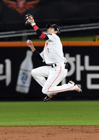 [포토]LG 구본혁의 타구 처리하는 한화 유격수 심우준