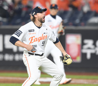 [포토] 와이스, 7회 위기를 병살로 탈출