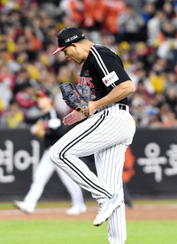 [포토]LG 치리노스, 잡아냈다!