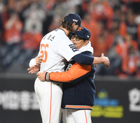 [포토] 양상문 코치와 포옹하는 와이스