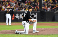 [포토]무릎 꿇은 LG 선발 치리노스