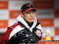 [포토] 경기 지켜보는 염경엽 감독