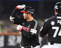 [포토]LG 문보경, 첫 타석부터 안타!