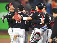 [포토] LG, KS 4차전서 한화에 9회 대역전승