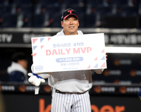 [포토] 김현수, KS4차전 데일리 MVP 수상