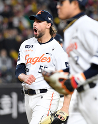 [포토]한화 와이스, 더블플레이 유도하며 5회초 위기 탈출