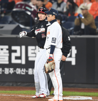 [포토] 홍창기, 9회 역전기회 만드는 안타