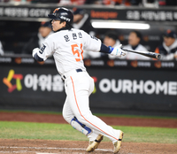 [포토] 7회 적시타 치는 문현빈