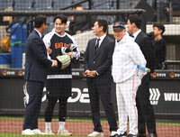 [포토]박용택 해설위원과 이야기 나누는 한화 문동주