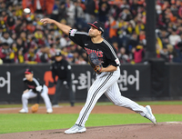 [포토]힘차게 공 뿌리는 LG 선발 치리노스