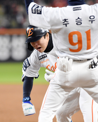 [포토]2타점 적시타에 기뻐하는 한화 문현빈