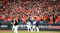 [포토] 문현빈 2타점 적시타에 환호하는 한화팬들