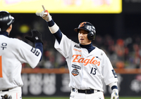 [포토]한화 최재훈, 1점 더!