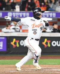 [포토]한화 문현빈, LG 장현식 상대 2타점 적시타