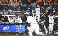 [포토] 노시환 타구에 놀라는 한화선수들