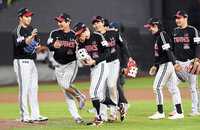 [포토]승리 거둔 LG, 갑자기 터진 캡틴 박해민의 눈물에...