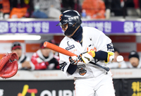 [포토]한화 채은성, LG 치리노스의 투구에...