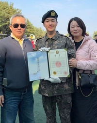 “단결! 이병 권순영” 세븐틴 호시…훈련소 수료후 라떼와 키스(?)