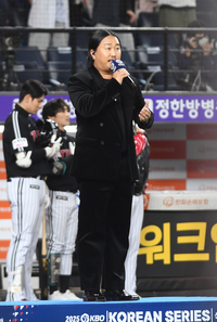 [포토]한국시리즈 4차전 애국가 열창하는 조재즈