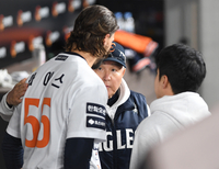 [포토]한화 김경문 감독, 선발 와이스 역투에 감사의 인사를