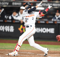 [포토] 헛스윙 심우준 ‘안맞네’