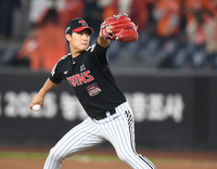 [포토] 역투하는 LG 이정용