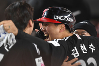 [포토] 김현수 ‘승리가 보인다’