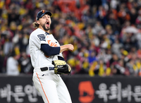 [포토]한화 와이스, 병살 유도로 위기 탈출