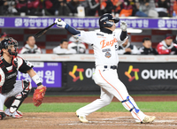 [포토]한화 문현빈의 2타점 적시타