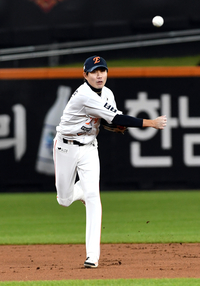 [포토]한화 심우준, 부드럽게!